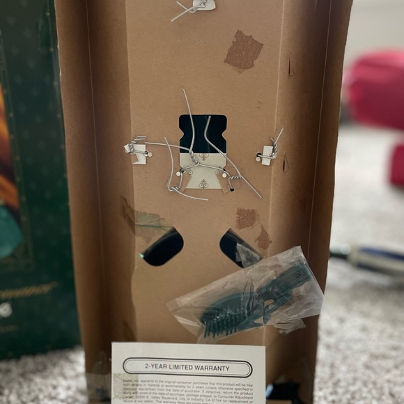 Hallmark Special Edition, Yuletide Romance Barbie, Mattel 1996 - Picture 4 of 5